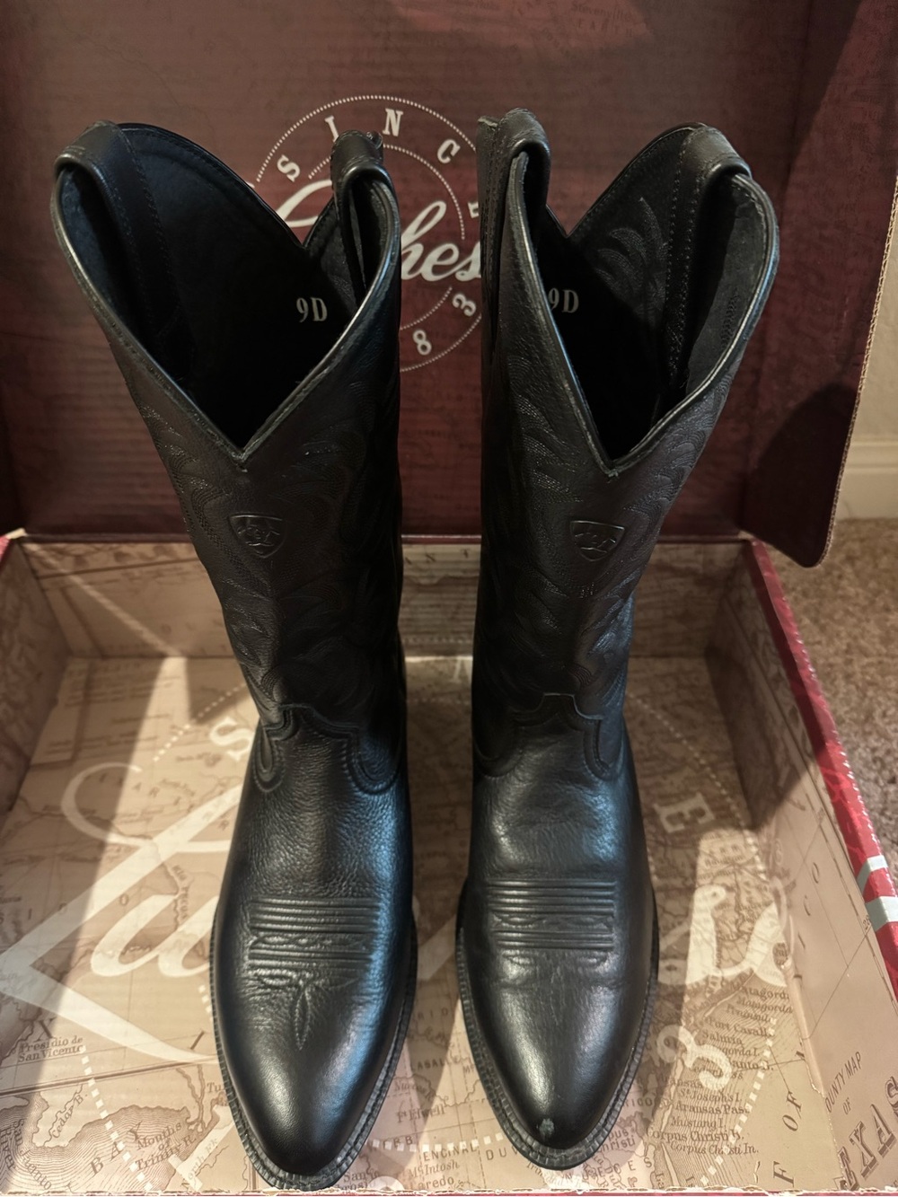 Men’s Ariat Cowboy Boots
Black 9D
With shown flaw on tip, worn once
